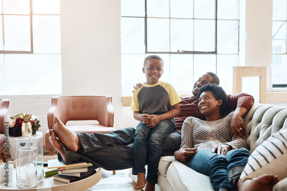 快乐的黑人家庭孩子、父母或非洲人民的肖像，一起放松，建立联系，享受qu
