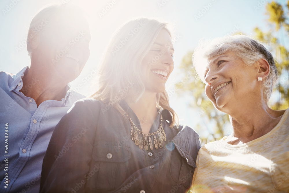女人、年迈的父母和花园，在夏天一起享受阳光，亲密或放松。快乐