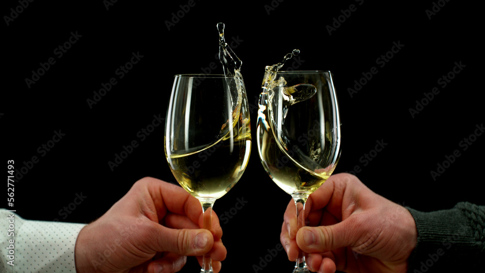 两个男人碰杯白葡萄酒，庆祝成功。