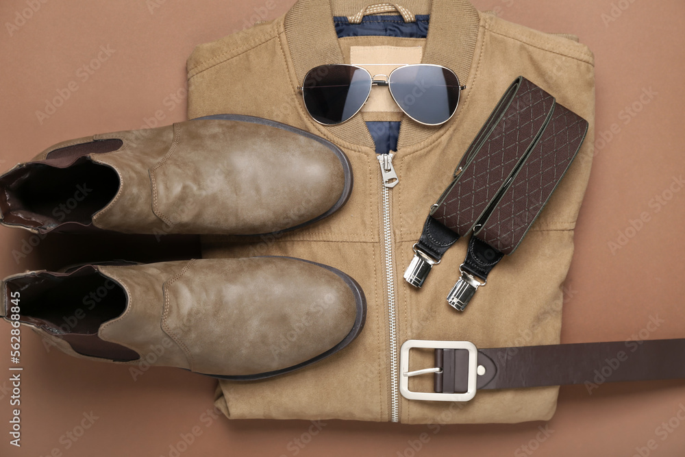 棕色背景的男夹克、鞋和配饰
