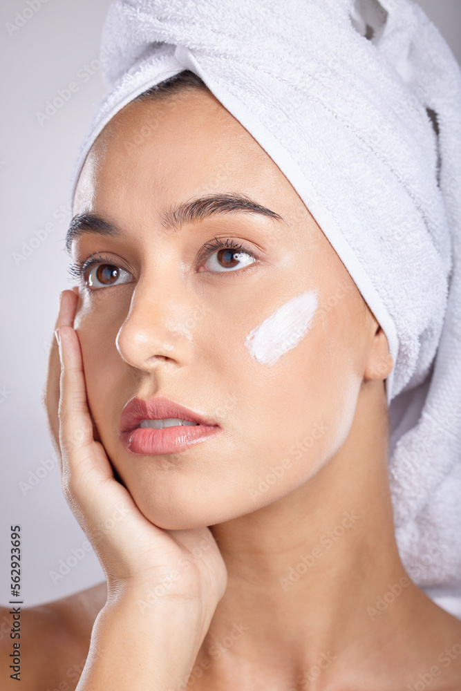 女性、用于护肤、健康的毛巾和面霜，以及在灰色工作室进行面部排毒的有机面部护理