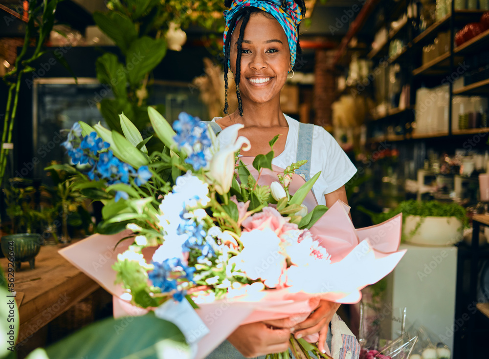黑人女性，花园、花卉或温室零售的花卉商店肖像。快乐主菜