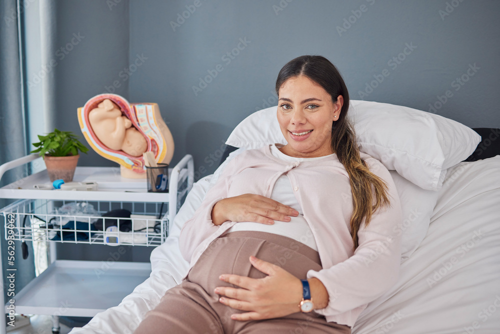 孕妇、医生咨询办公室和准备接受超声波检查的新妈妈的画像。Hospit