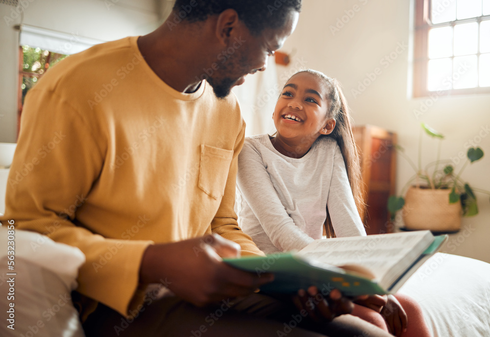父亲、孩子和书在床上度过故事时间，面带微笑，享受阅读或倾听，并与之建立联系