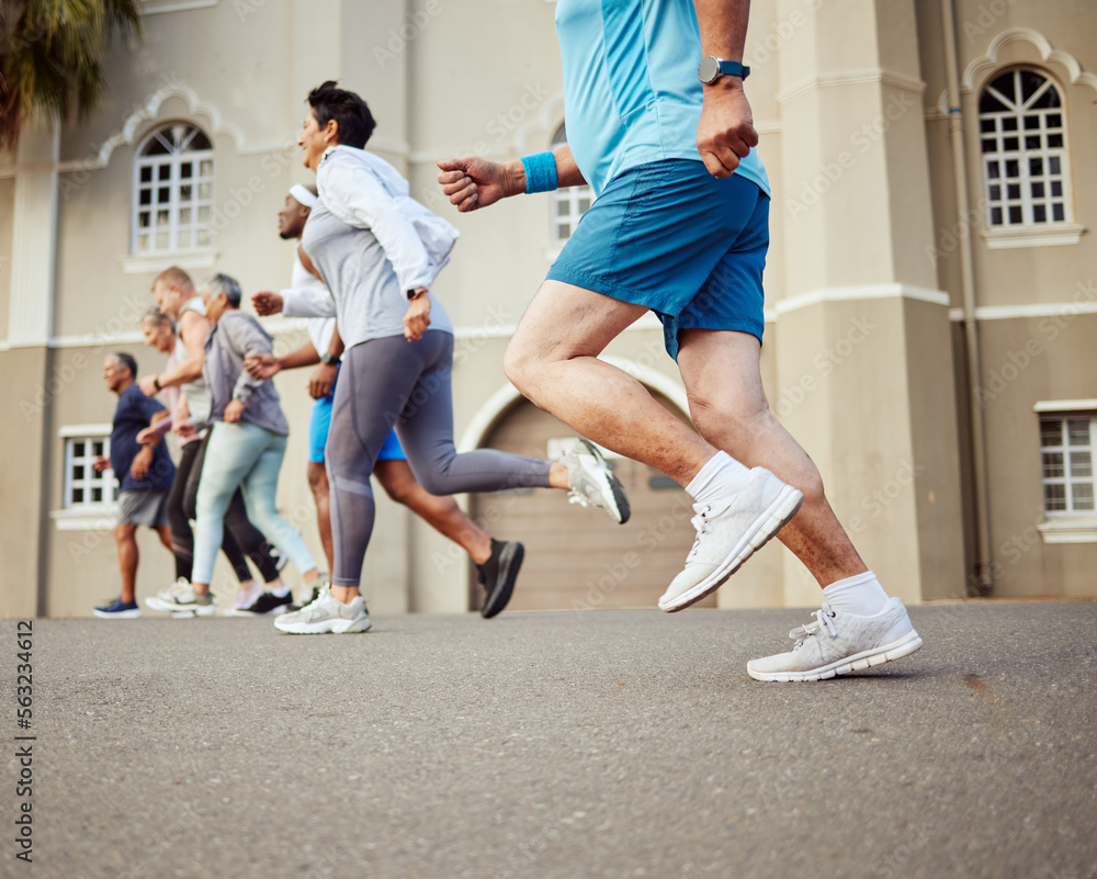 健身、老年人或在城市街道上参加马拉松比赛或有氧运动挑战的人