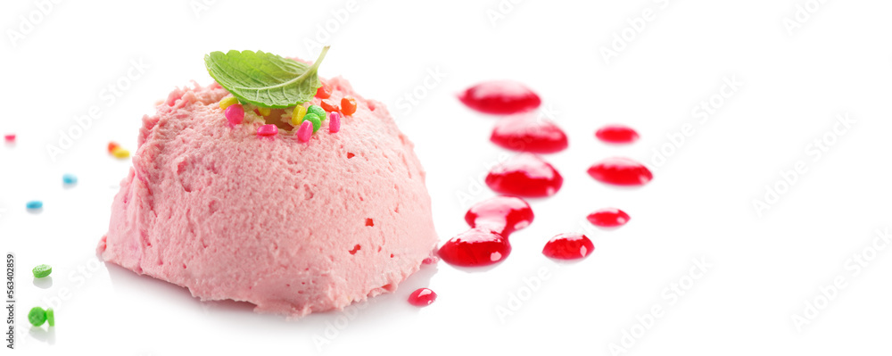 冰淇淋勺，顶部隔离在白色背景上。草莓或覆盆子味。甜味。