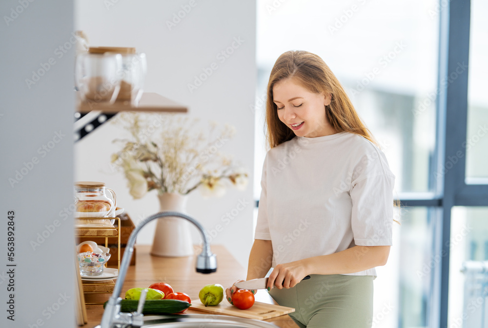 女人正在准备合适的饭菜