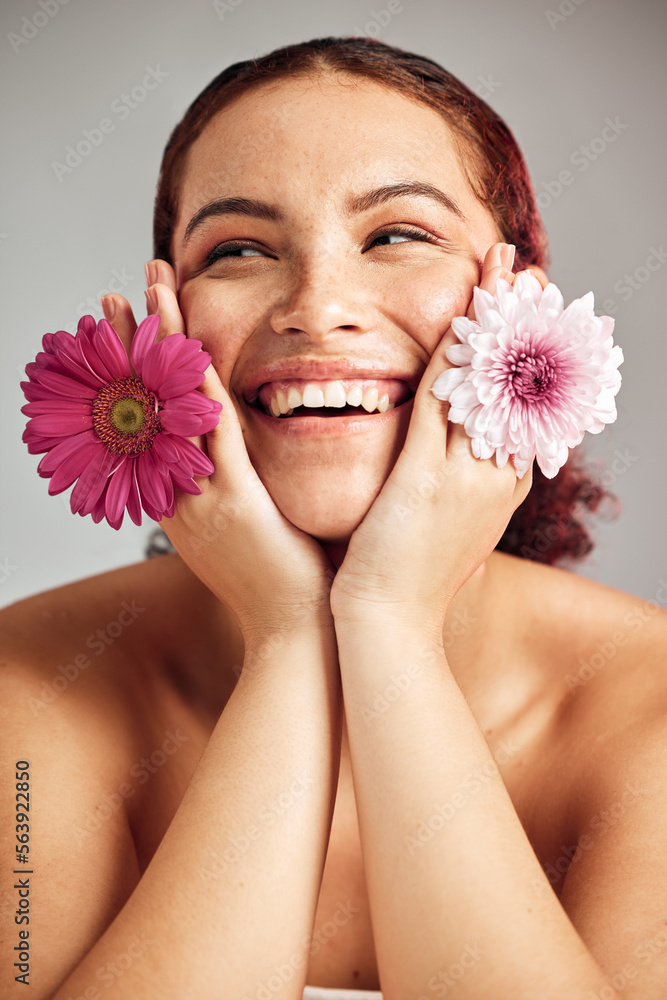 女人、鲜花和带微笑的工作室头像，用于美容、健康或具有春季美学的护肤