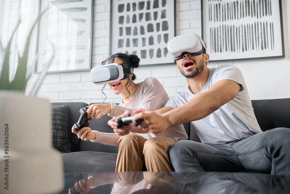 虚拟现实、游戏和元宇宙，一对夫妇在家里一起玩电子游戏。