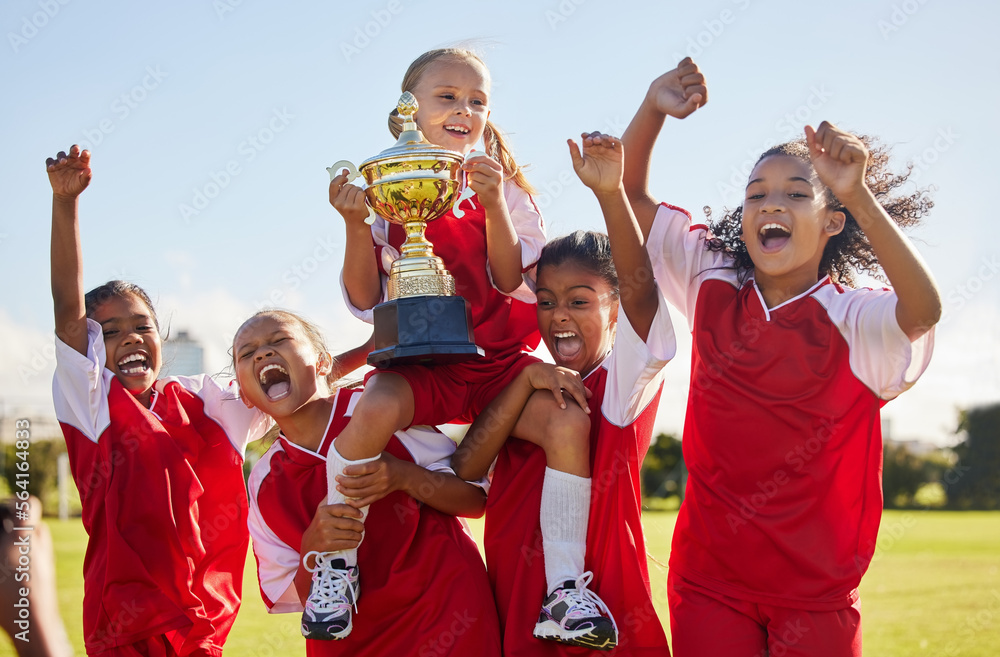足球、团队和奖杯与孩子们一起庆祝，成为一项运动的女子冠军团体