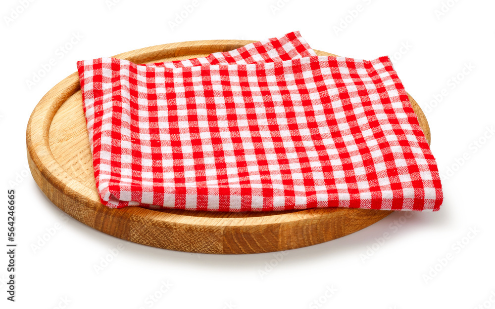 白色背景上的红色格子餐巾和披萨板。木制圆形板上的红色餐巾被隔离。