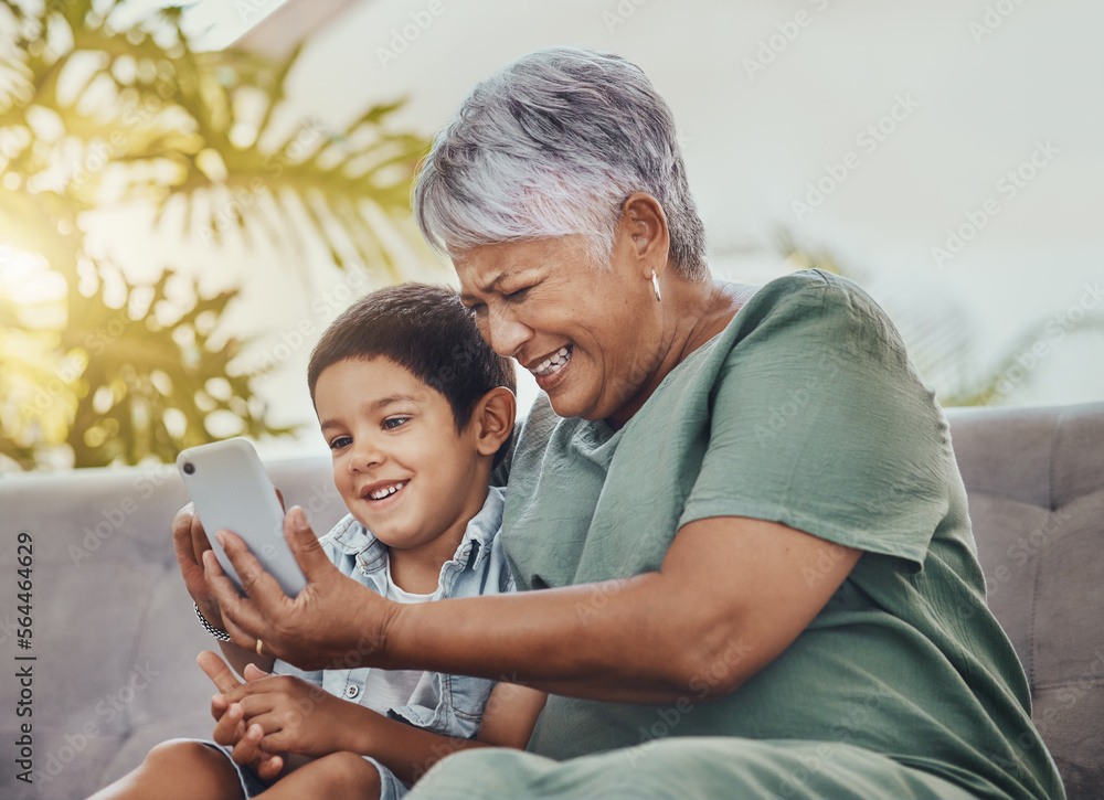 手机、家人或祖母带孩子玩网络游戏、社交媒体表情包和有趣的视频建立联系