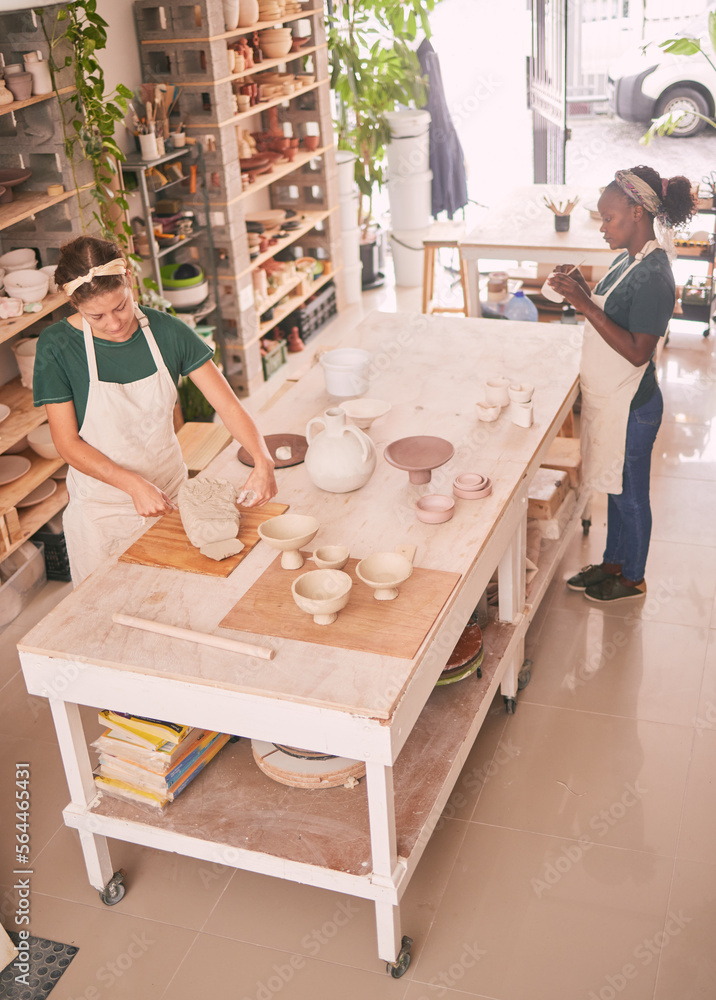 陶器企业和作坊的人们一起雕刻，以实现创造性的过程和生产力