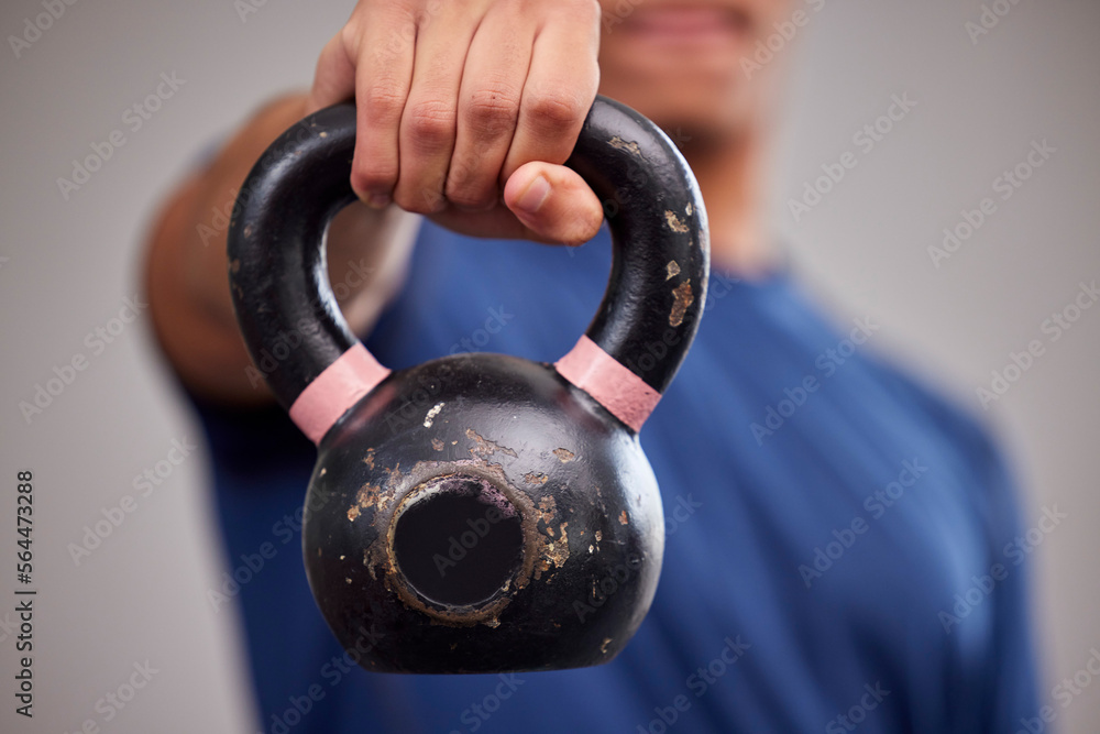健身、壶铃和男子运动员在健身房进行手臂肌肉锻炼或运动训练。运动，wei