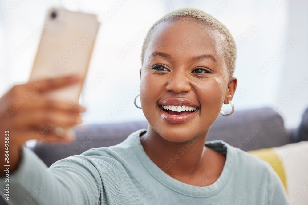 黑人女性、有影响力的人和微笑自拍、社交媒体或个人资料图片，在客厅放松
