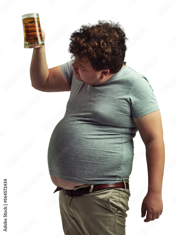 一名超重男子一边看着一杯啤酒的底部，一边把它举在隔离的空中