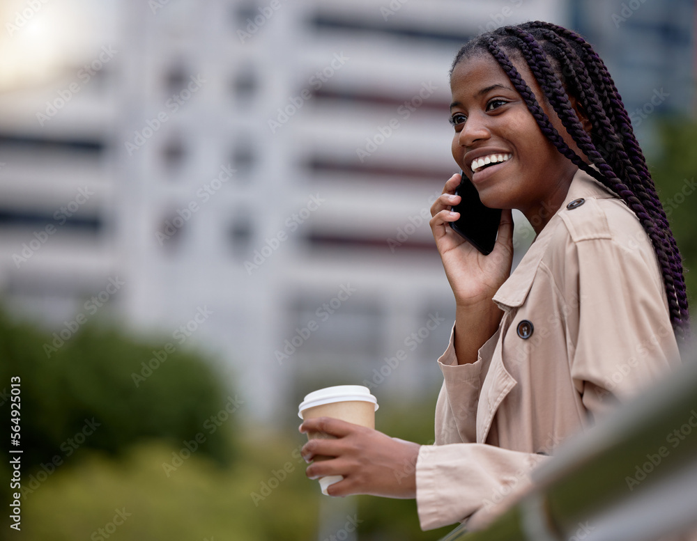 城市中的旅行、商务电话和黑人女性，用于沟通、网络和b2b计划。