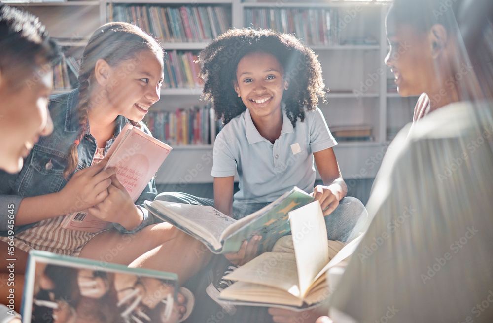 书籍、讲故事或兴奋的学生在图书馆阅读以促进学习发展或青少年群体g