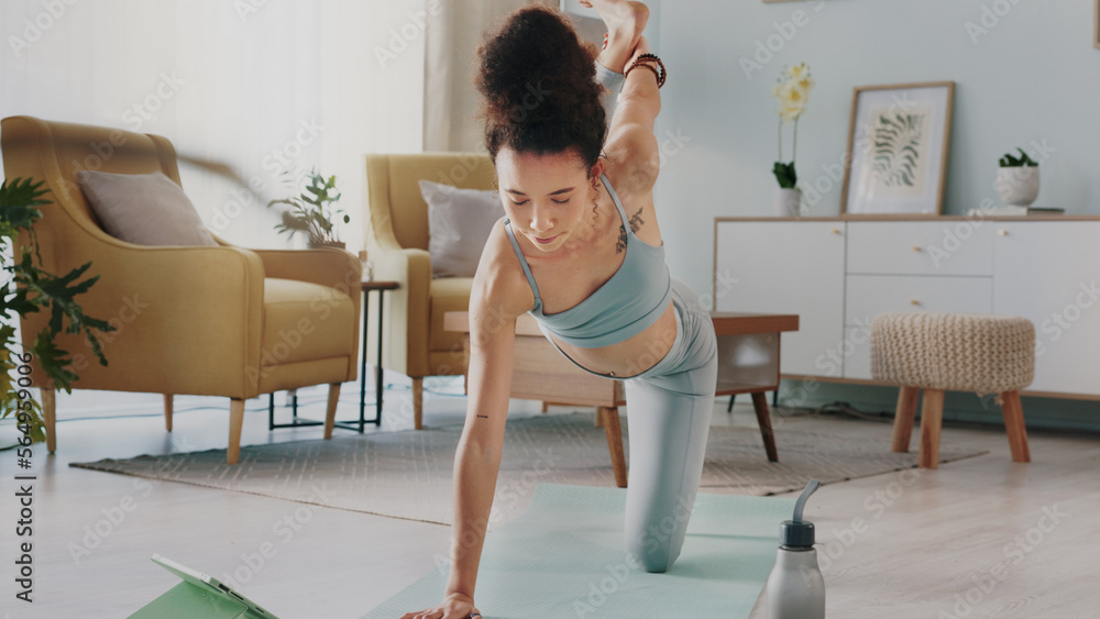 瑜伽、平板电脑和女人在家里的客厅里进行伸展运动的在线视频。Gi
